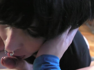 Секс в позе догги стайл с ума сводит двух горячих трансвеститов