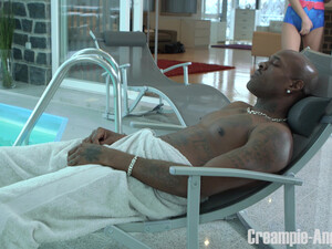 Нежная блонда сосет член негра и разрешает кончать в пизденку у бассейна