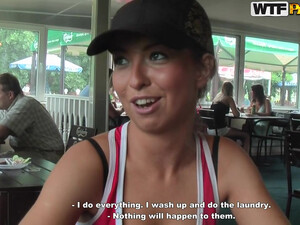 Блондинка в кепке сосет член пикапера и ебется за деньги