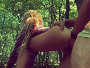 Худая блондинка трахается в попку с парнем в безлюдном лесу