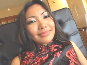 Азиатская красотка показала большое очко после ебли