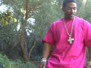 Негр трахает большим членом очко молодой девушки