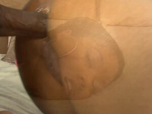 Негр трахает большим членом очко молодой девушки