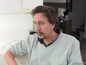 Молодая телка 18 лет с маленькими сиськами на большом члене