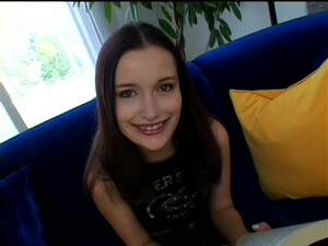 Худая брюнетка 18 лет с маленькими сиськами делает минет негру