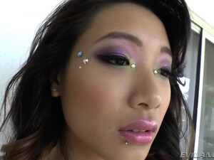 Ебет молодую азиатку в красивую попку в чулках