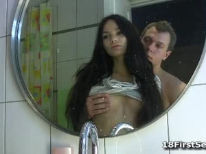 Худую малышку трахают в душе