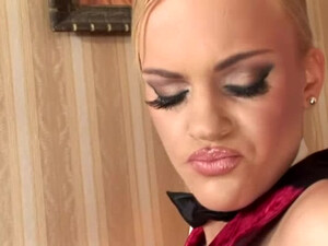 Мужчина разминает дырки горничной пальцами и трахает в анал