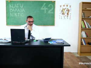 Студентка медицинского института сосет профессору в анальном сексе