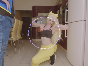 Ловец покемонов трахает в очко красивую блондинку