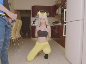 Ловец покемонов трахает в очко красивую блондинку