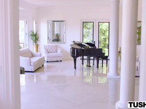 Учитель по музыке выебал студентку в жопу в просторном туалете