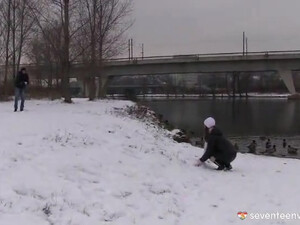 Орально-вагинальный секс молодой пары на кровати