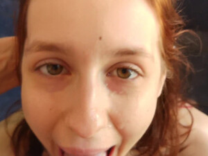 Рыжая малышка любит делать глубокий минет парню в душе и пить его теплую мочу