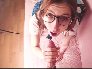 Парень наказал очкастую школьницу за прогул жестким аналом, а сучка только рада