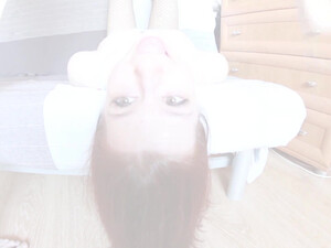 Очкастая сучка с порванными чулками принимает толстый хуй любовника в анал