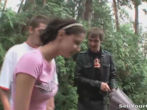 Девушка делает минет чужому мужику при муже