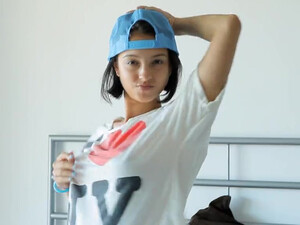 Брюнетка мастурбирует киску секс игрушкой