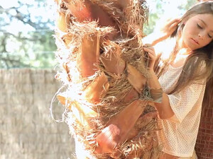 Необычно красивая девушка ласкает свое тело