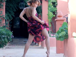 Обнаженная девушка с рыжими волосами устроила шоу на улице