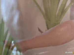 Дорогая шлюшка трахается в анал с богатым клиентом в позе раком