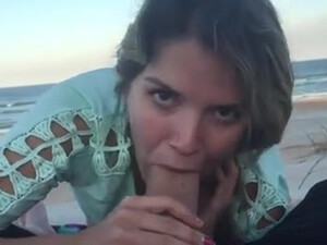 Девушка делает минет на пляже