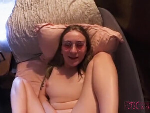 Молодая сучка в очках ебется в очко с парнем в домашнем порно