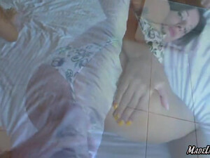 Сисястая телка трахается в жопу с парнем пока сестра спит рядом