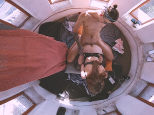 Парень ебет жопу девушки крупным планом и кончает внутрь