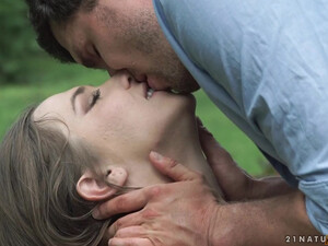 Парень поимел девушку в попу на природе в лесу, когда отправился с ней по грубы