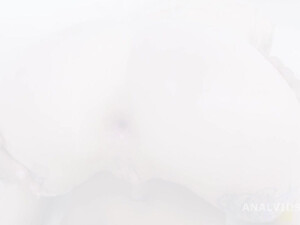 Негр растянул очко худенькой блондинки на анальном порно кастинге