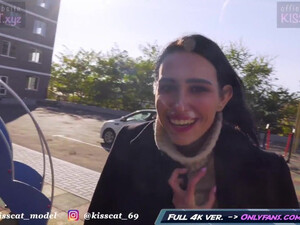 Русская сестричка потрахалась с братом в анал ради спермы на лицо в подворотне